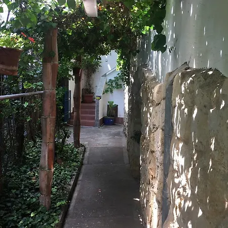 Guest house Casa Ad-ella 3*